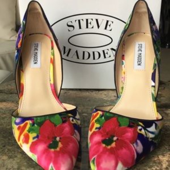 Steve Madden ‘Varcityy’ Pointed Toe Pump - Picture 2 of 8